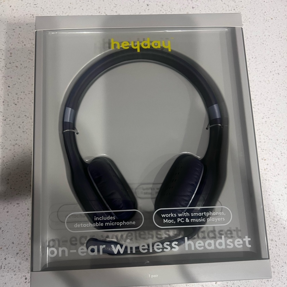 𝅺Brand New Wireless Headphones with Aux Cord & detachable mic!